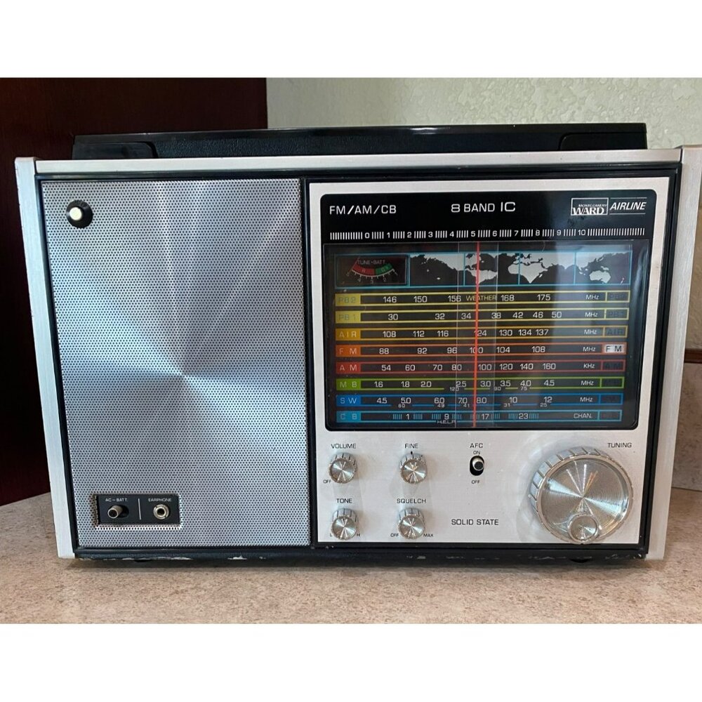Vintage Montgomery Ward Airline FM/AM/CB 8 Band IC Solid State Radio Model GEN-1